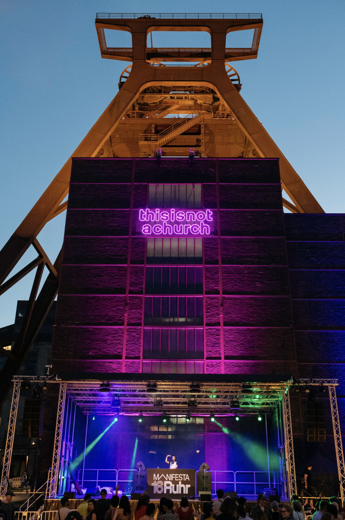 Davy návštevníkov na slávnostnom otvorení Manifesta 16 Ruhr pred ťažobnou vežou Zollverein v Essene