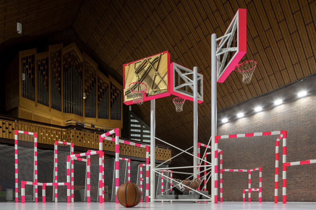 Inštalácia FailAgainFailBetter s ružovými basketbalovými a futbalovými bránkami v interiéri kostola počas Manifesta 16 Ruhr