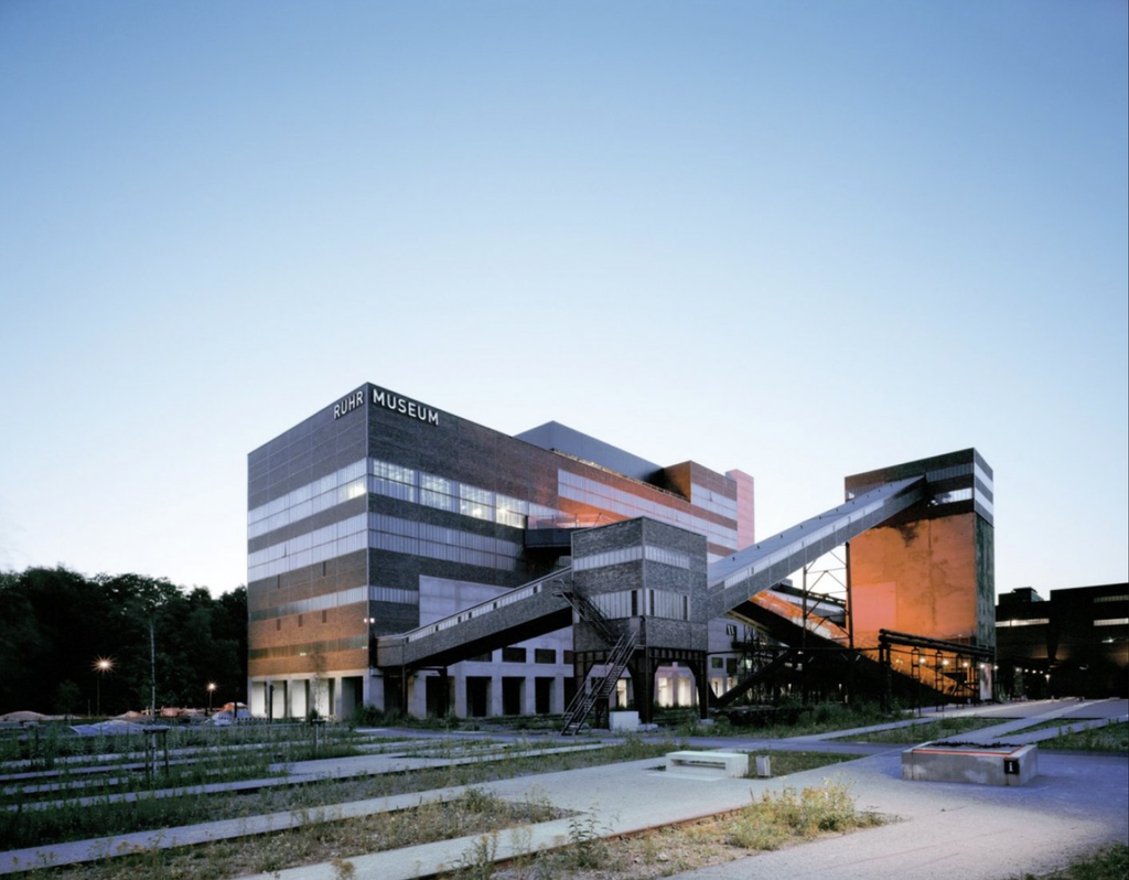 Ruhr Museum v Zeche Zollverein od OMA za súmraku, priemyselná architektúra premenená na múzeum
