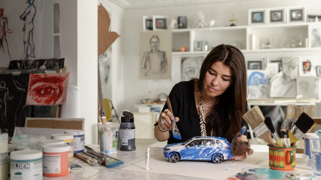 Es Devlin vo svojom ateliéri maľuje model auta pre inštaláciu Surfacing pre BMW