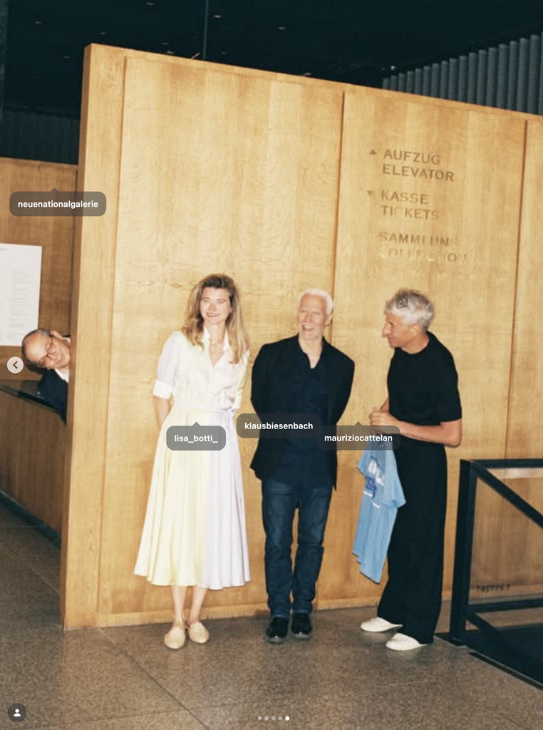 Lisa Botti, Klaus Biesenbach a Maurizio Cattelan spolu vo vstupnej hale Neue Nationalgalerie