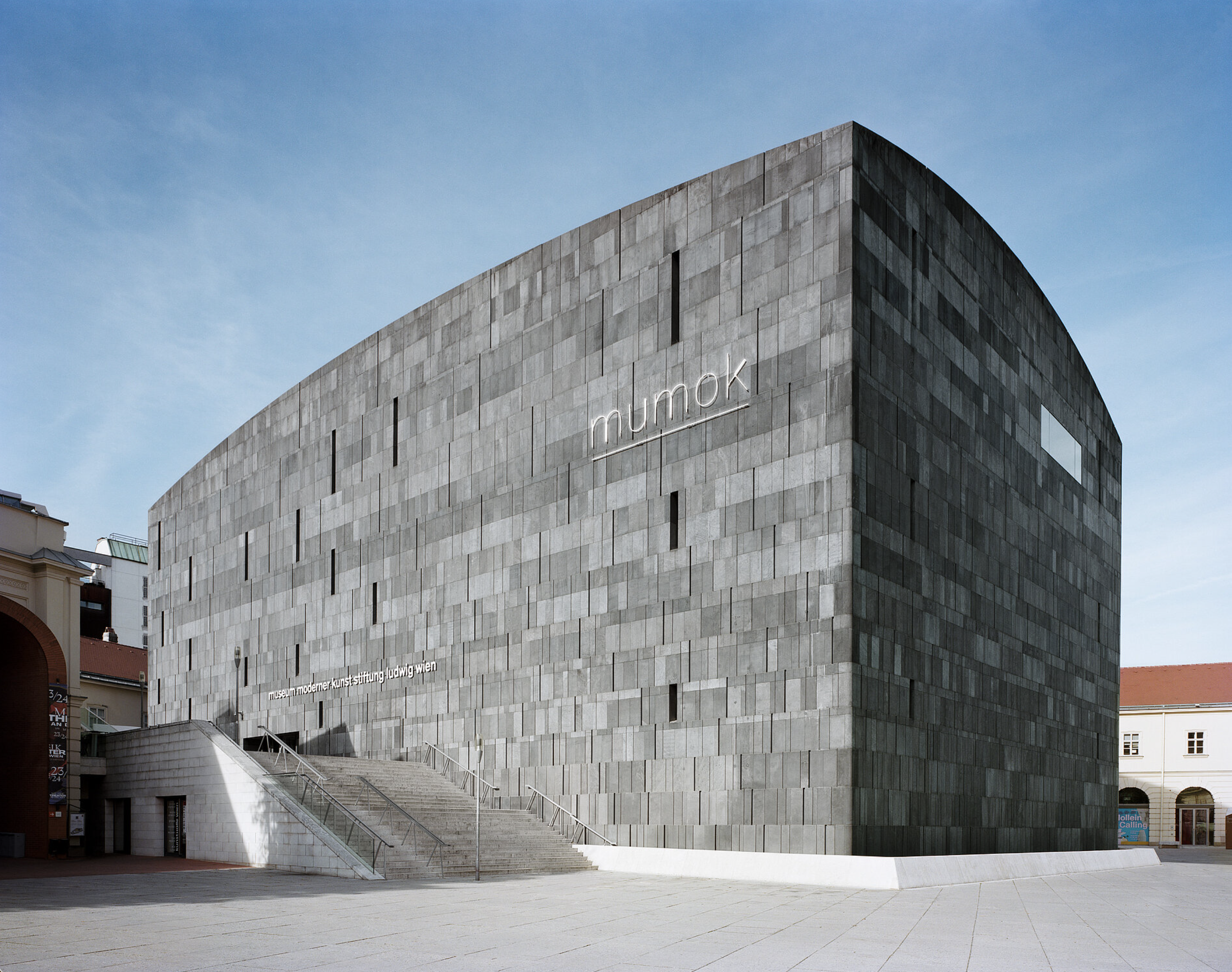 Exteriér mumok, monolitická budova z čadičovej lávy v MuseumsQuartier Viedeň