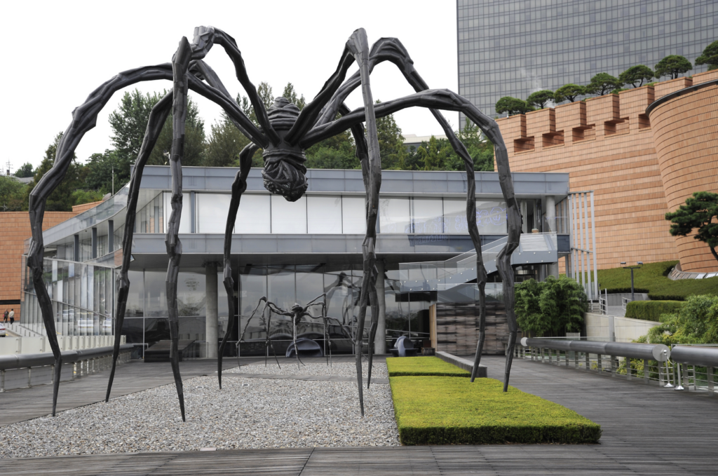 Socha pavúka Maman od Louise Bourgeois pred Leeum Museum v Soule