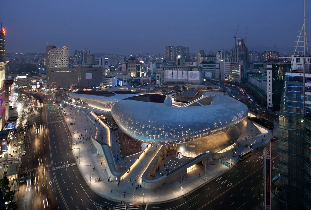 Nočný letecký pohľad na Dongdaemun Design Plaza v Soule