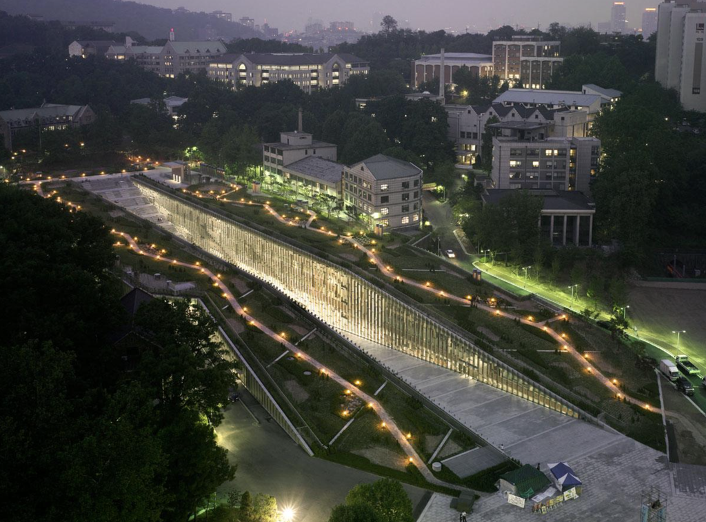 Nočný pohľad na osvetlené chodníky v údolí Ewha Woman's University