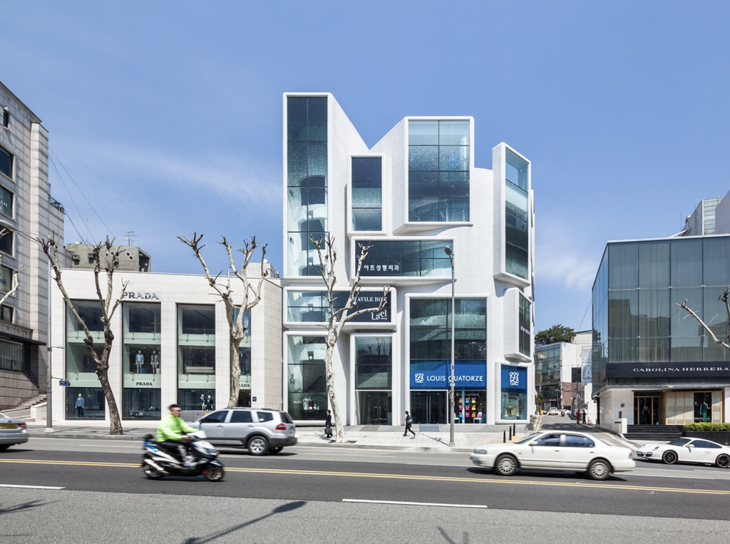 Pohľad na ulicu Apgujung Road s budovou Chungha v Soule pred renováciou od MVRDV