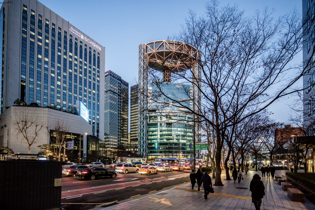 Nočný pohľad na centrum Soulu s vežou Jongno Tower od Rafaela Viñolyho
