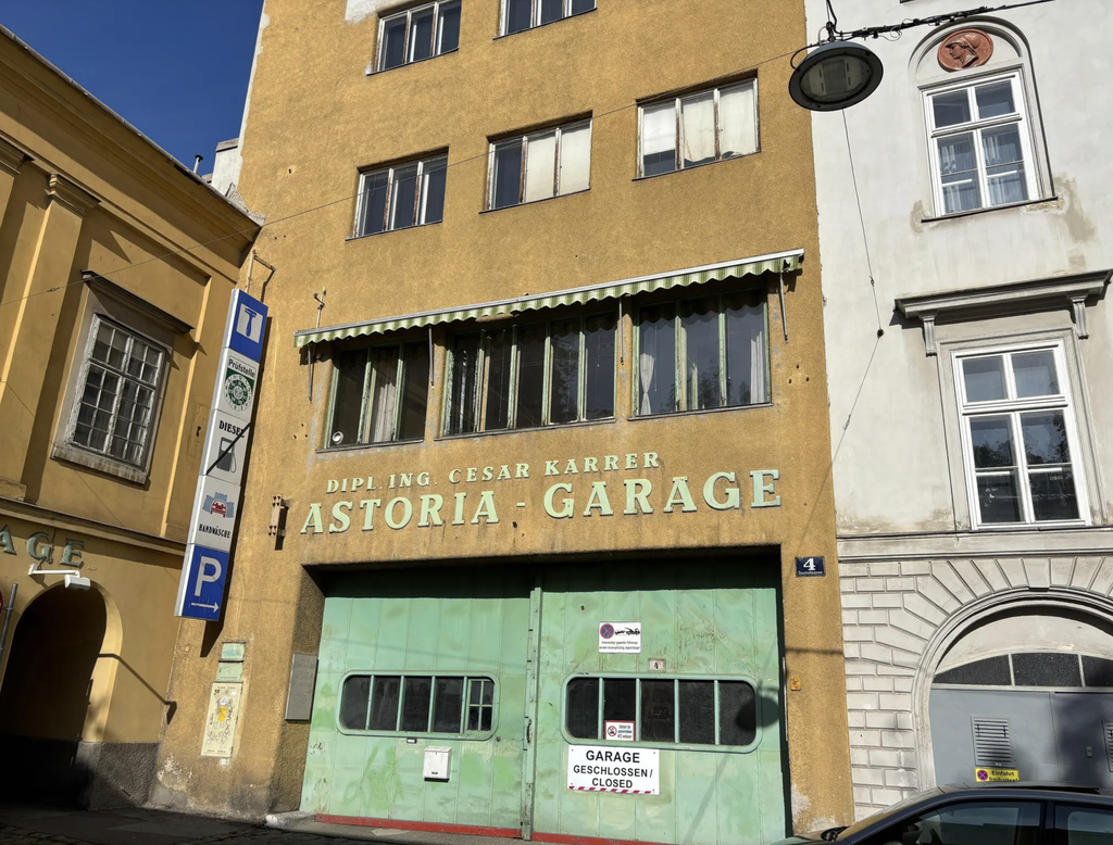 Historická fasáda Astoria Garage vo Viedni s pôvodným nápisom Astoria-Garage
