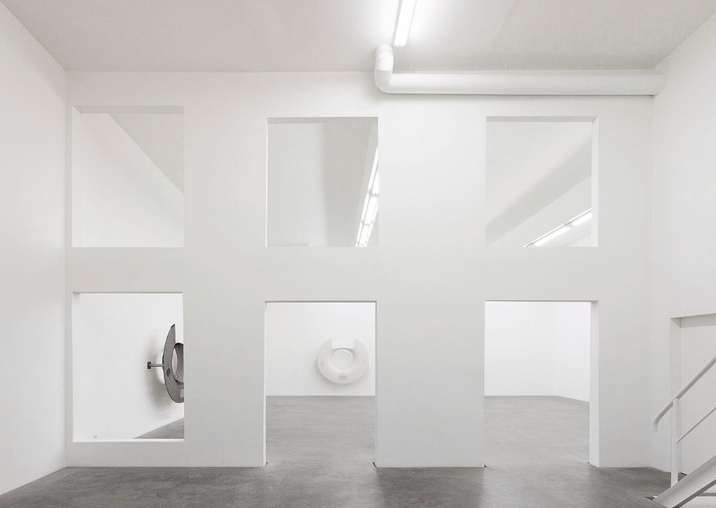 Minimalistický biely interiér galérie Galerie Neu od Kuehn Malvezzi