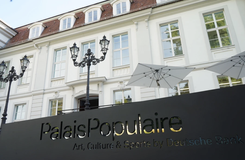 Fasáda PalaisPopulaire v Berlíne s nápisom Art, Culture & Sports by Deutsche Bank