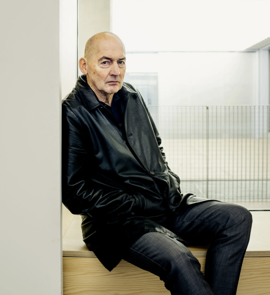 Architekt Rem Koolhaas sediaci v priestoroch Lafayette Anticipations v Paríži