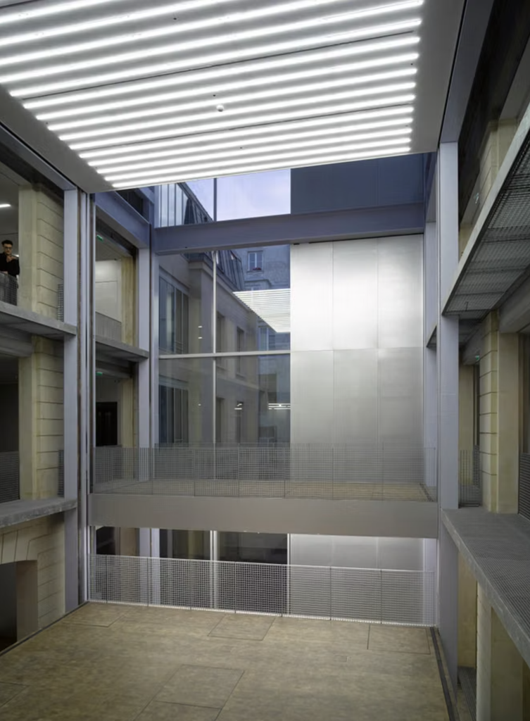 Vnútorná výstavná veža Lafayette Anticipations navrhnutá Remom Koolhaasom