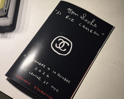 Ručne popísaný katalóg výstavy Tom Sachs 31 rue Cambon s logom Chanel