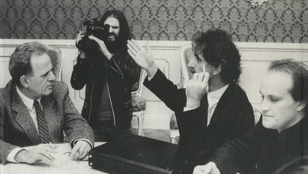 Frank Zappa u ministra kultúry Milana Lukeše v Prahe v roku 1990