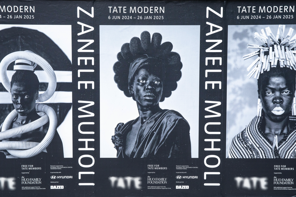 Vonkajšia reklamná kampaň k výstave Zanele Muholi v Tate Modern
