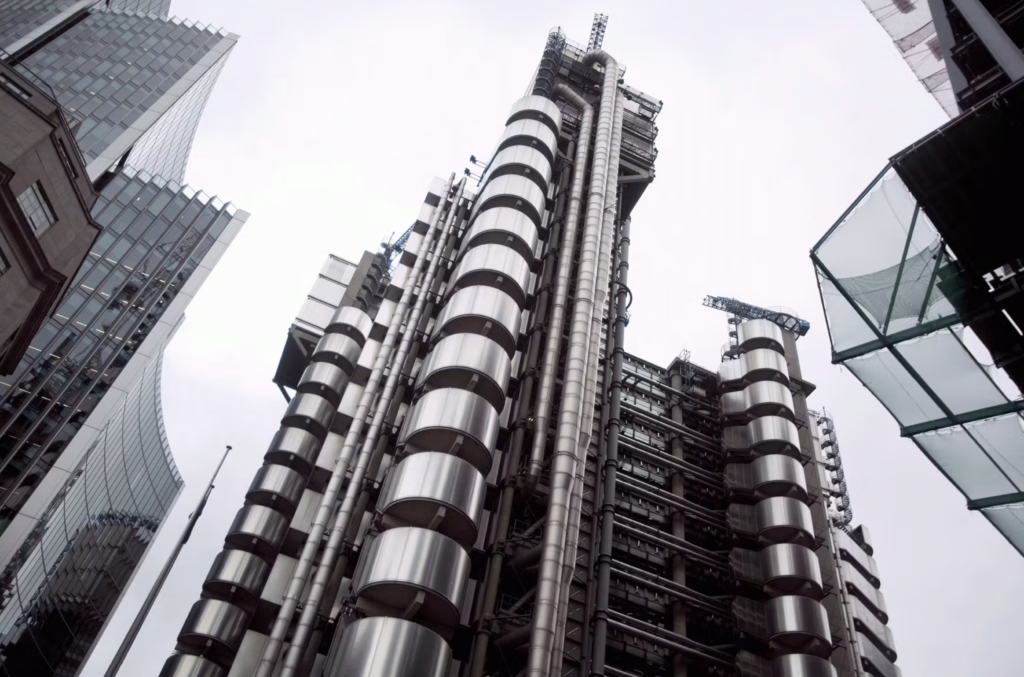 Futuristická fasáda budovy Lloyd's of London s odkrytou oceľovou konštrukciou