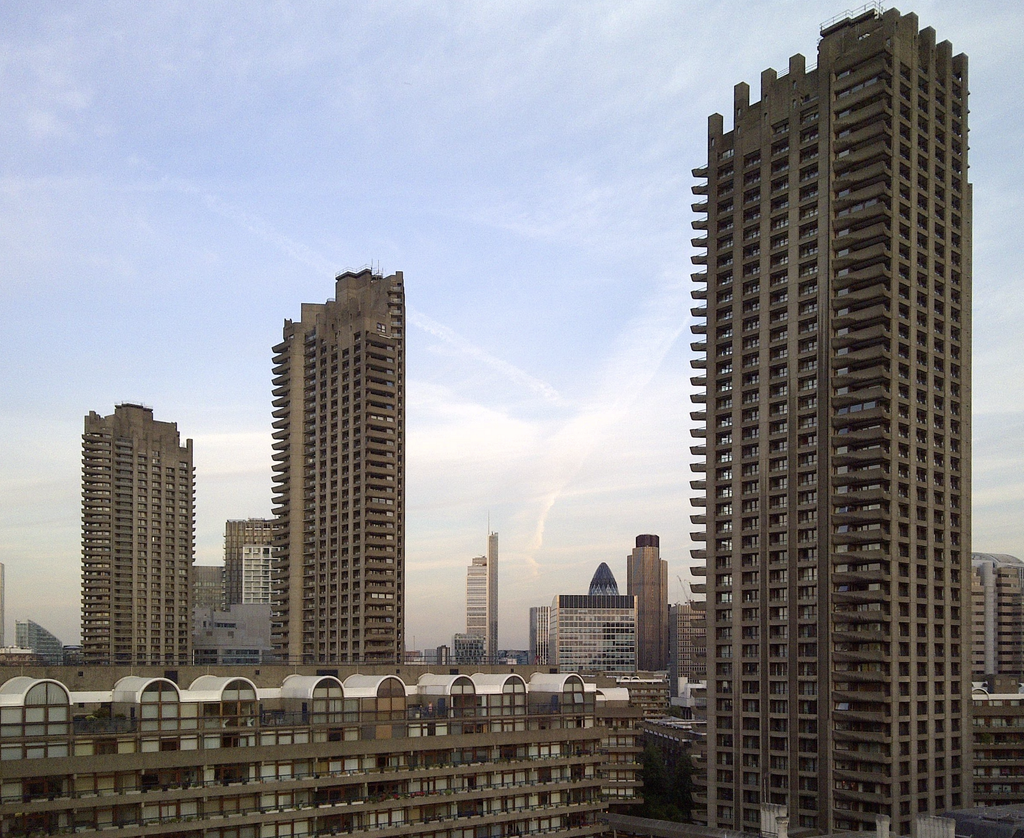 Tri brutalistické vežové bloky komplexu Barbican v Londýne