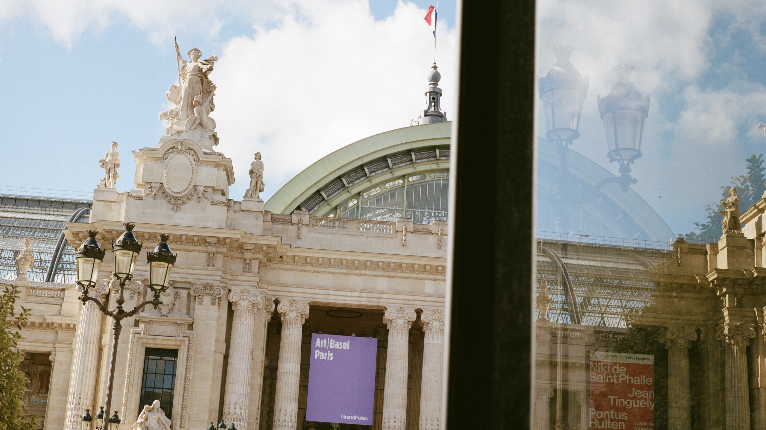 Fasáda Grand Palais s kolonádou a bannermi Art Basel Paris