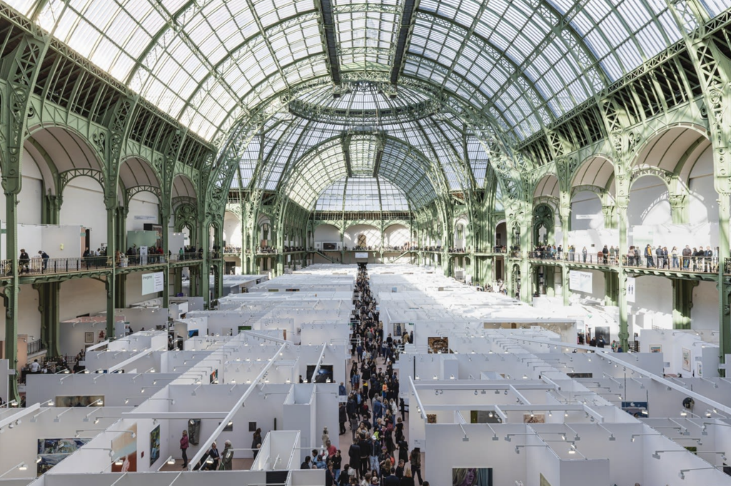 Sklenená a oceľová kupola strechy Grand Palais s architektonickou konštrukciou