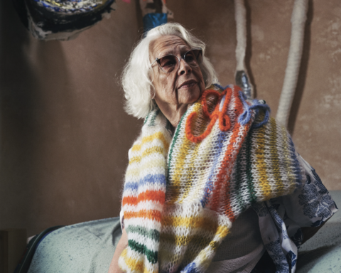 Lynda Benglis fotená vo svojom ateliéri v Santa Fe
