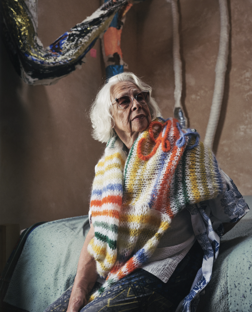 Lynda Benglis fotená vo svojom ateliéri v Santa Fe