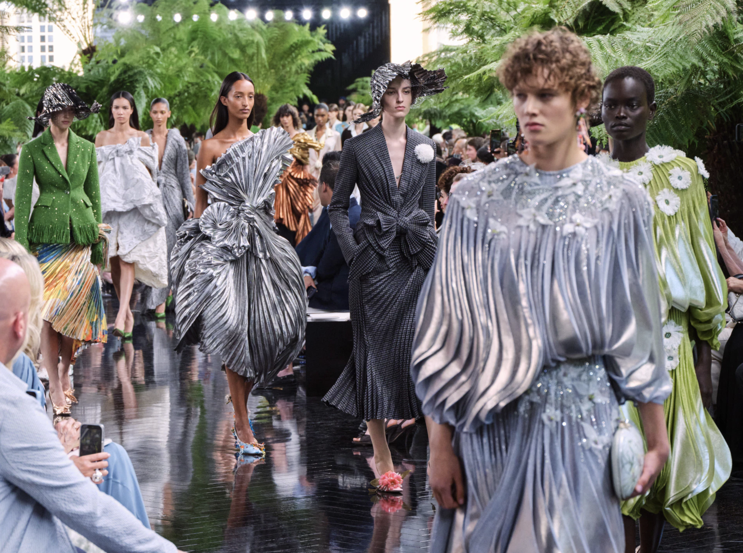 Finále haute couture prehliadky Christian Dior s modelmi v strieborných a zelených outfitoch