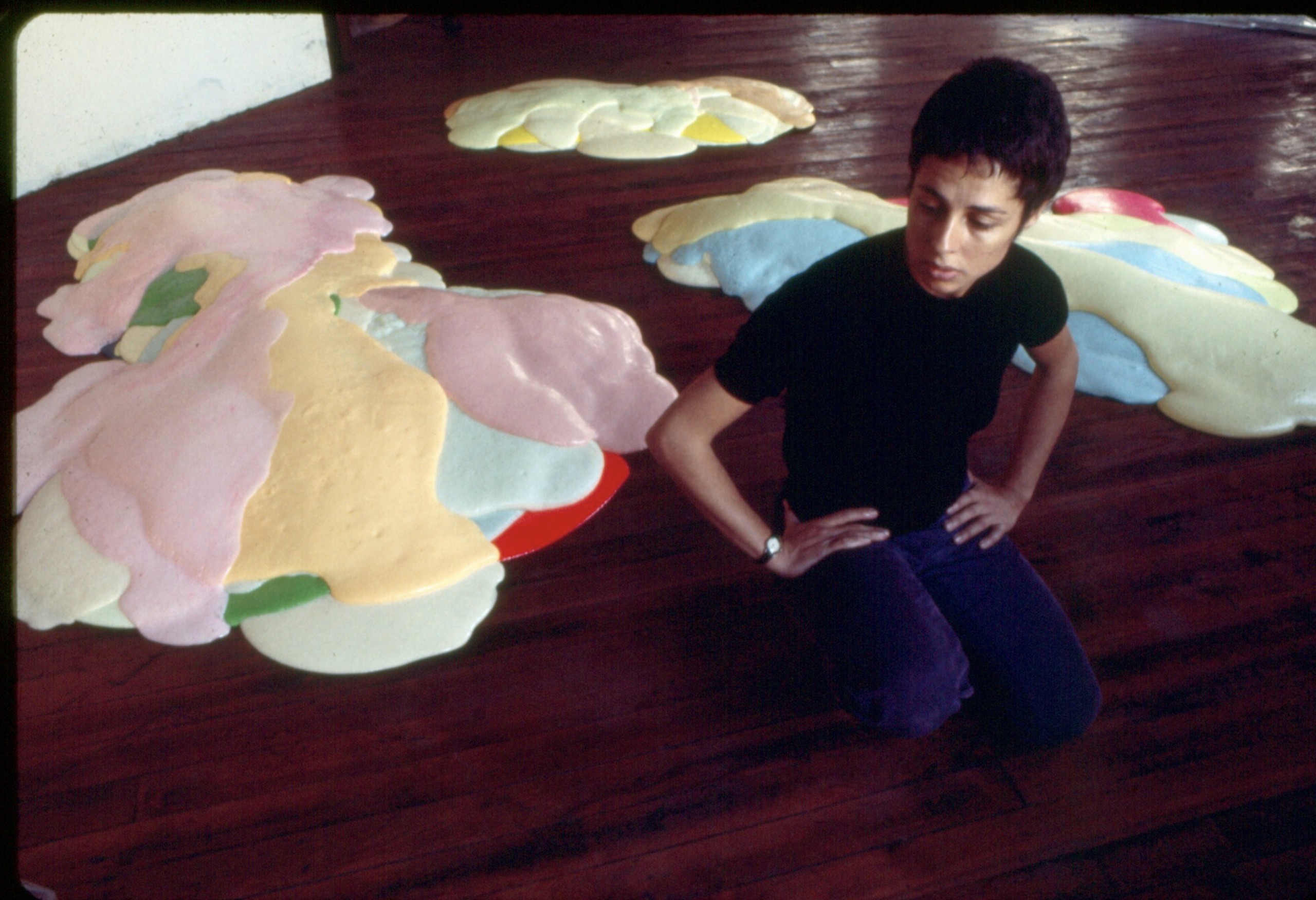 Lynda Benglis vo svojom ateliéri na Baxter Street v New Yorku, okolo roku 1969
