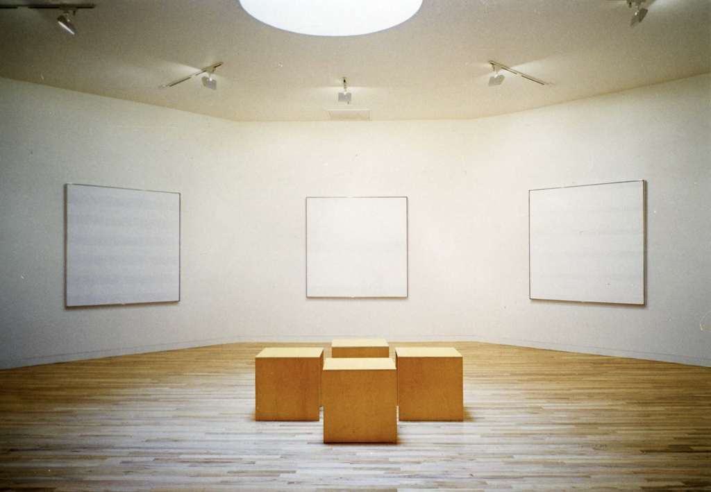 Interiér Agnes Martin Gallery v Harwood Museu v Taose, oktagonálna miestnosť so siedmimi štvorcovými obrazmi na stenách a svetlíkom v strope.