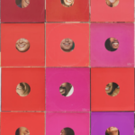 Christian Marclay, koláž "Oculi (Smiles)" (2026), dvanásť farebných obalov gramofónových platní v odtieňoch ružovej, červenej a fialovej, s kruhovými výrezmi odhaľujúcimi detaily usmievavých tvárí.