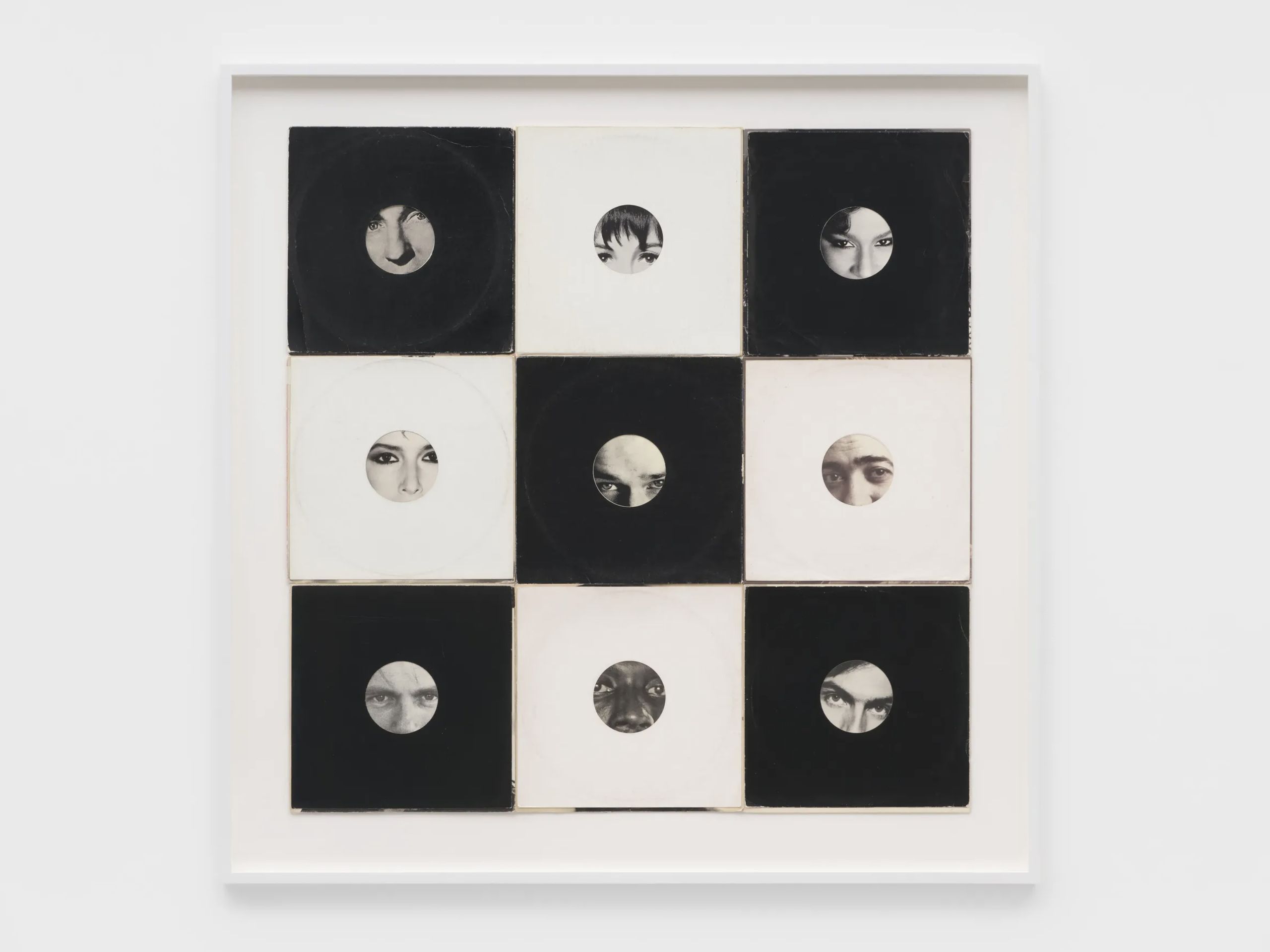 Christian Marclay, koláž "Oculi (Two Eyes Checkerboard)" (2026), deväť čiernobielych obalov gramofónových platní usporiadaných v šachovnicovom vzore, s kruhovými výrezmi odhaľujúcimi detaily očí.
