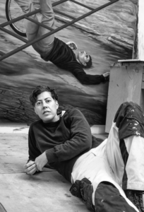 Umelkyňa Nicole Eisenman stojí pred svojím novým obrazom, na ktorom je zobrazená padnutá postava.