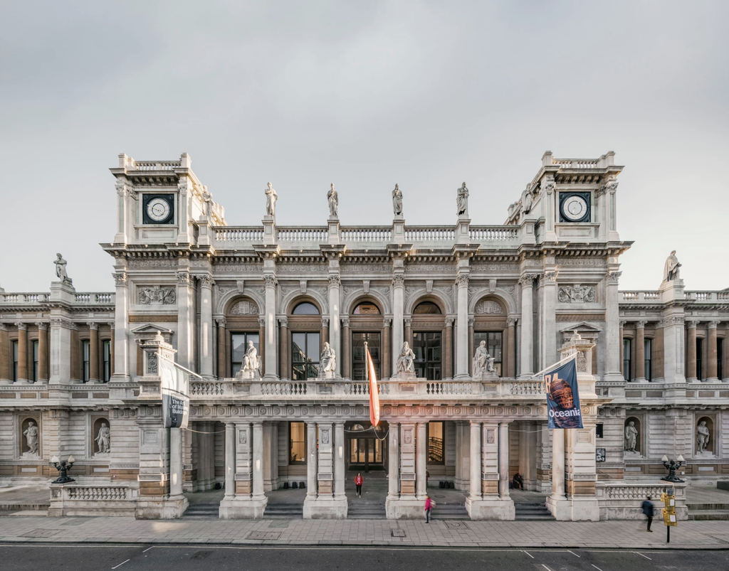 Pohľad na budovu Royal Academy of Arts v Londýne po rekonštrukcii od architekta Davida Chipperfielda.