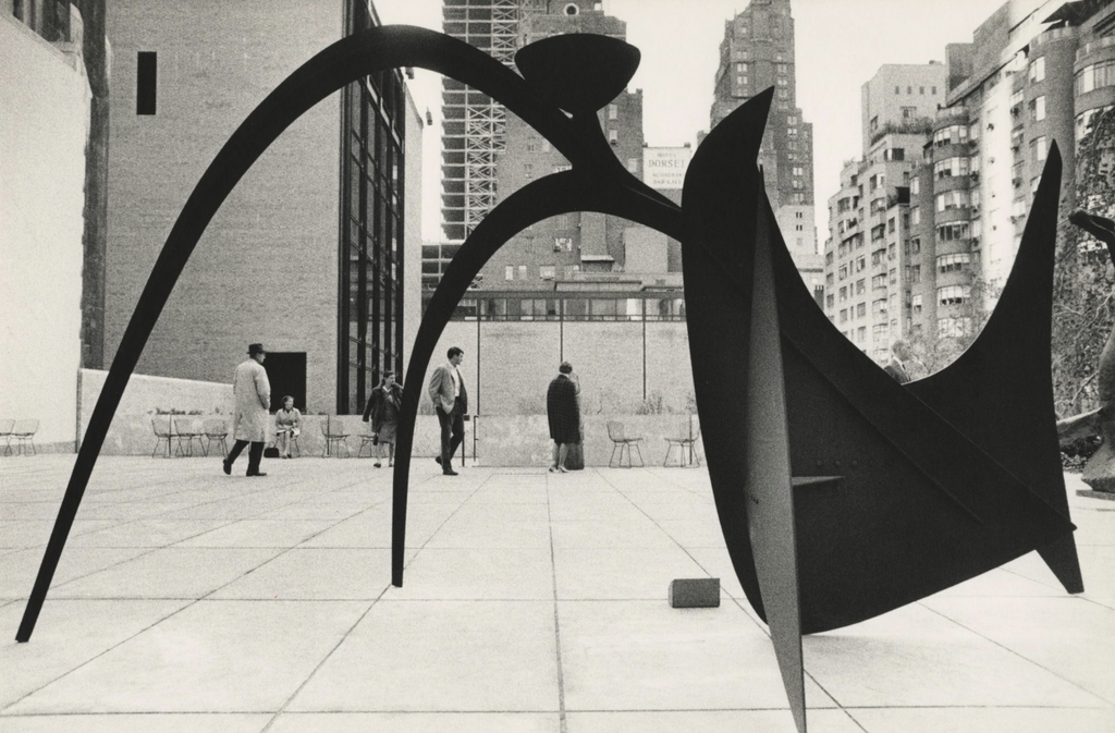Socha Black Widow od Alexandra Caldera v Sochárskej záhrade MoMA okolo roku 1964
