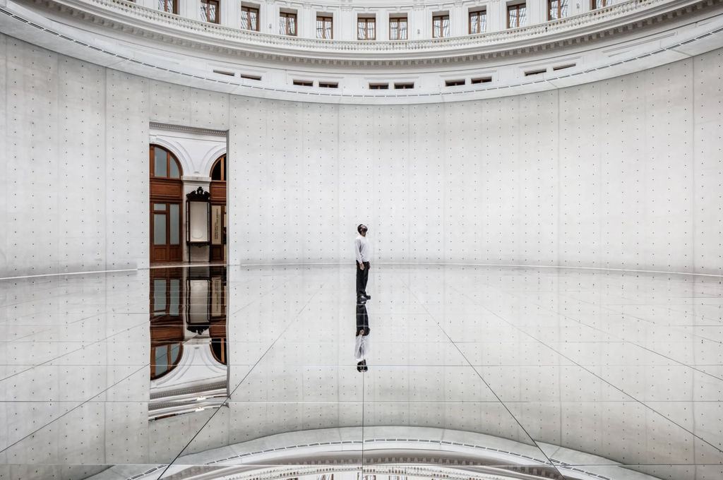 Inštalácia To Breathe – Constellation od Kimsooja v rotunde Bourse de Commerce