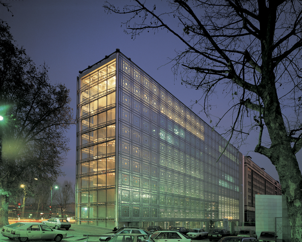 Fasáda Institut du Monde Arabe s kovovými panelmi inšpirovanými mašrabíjou