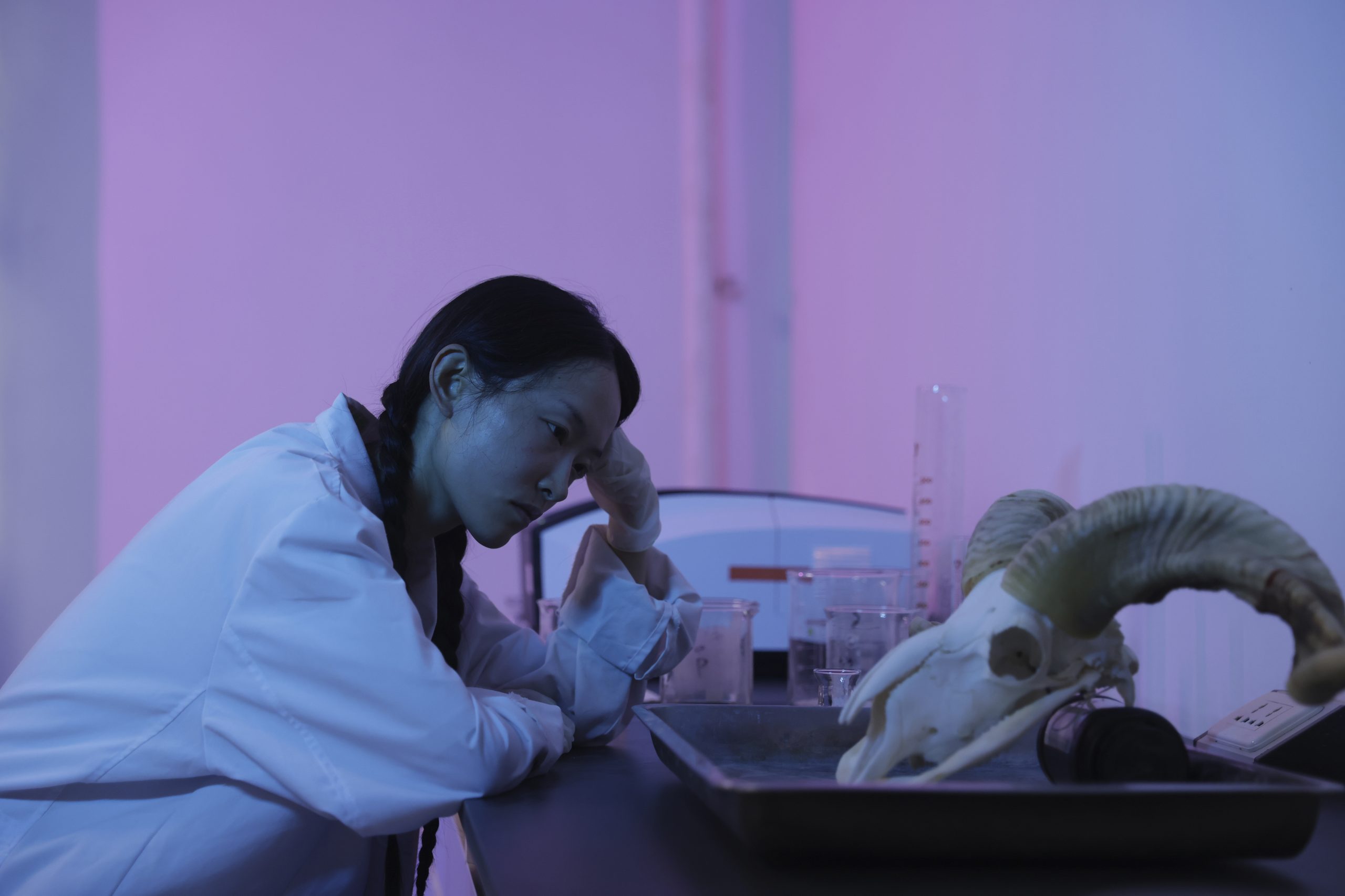 Inkjetová tlač Cao Fei "Dash 15" (2026) s digitálnou, možno virtuálnou realitou inšpirovanou kompozíciou.