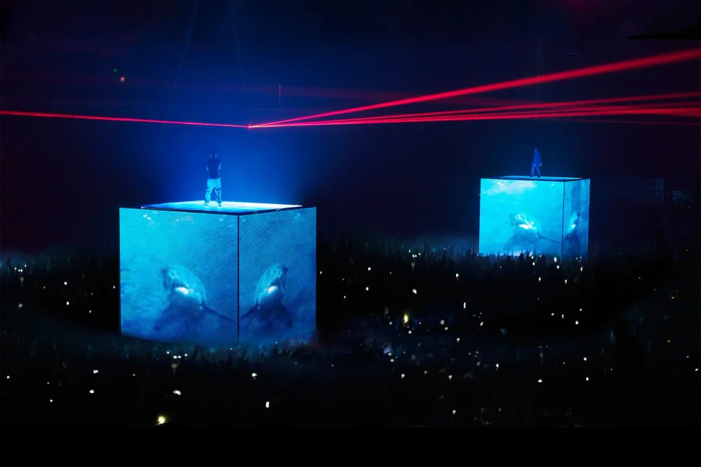 Scéna Watch the Throne tour, Jay-Z a Kanye West, dizajn Es Devlin