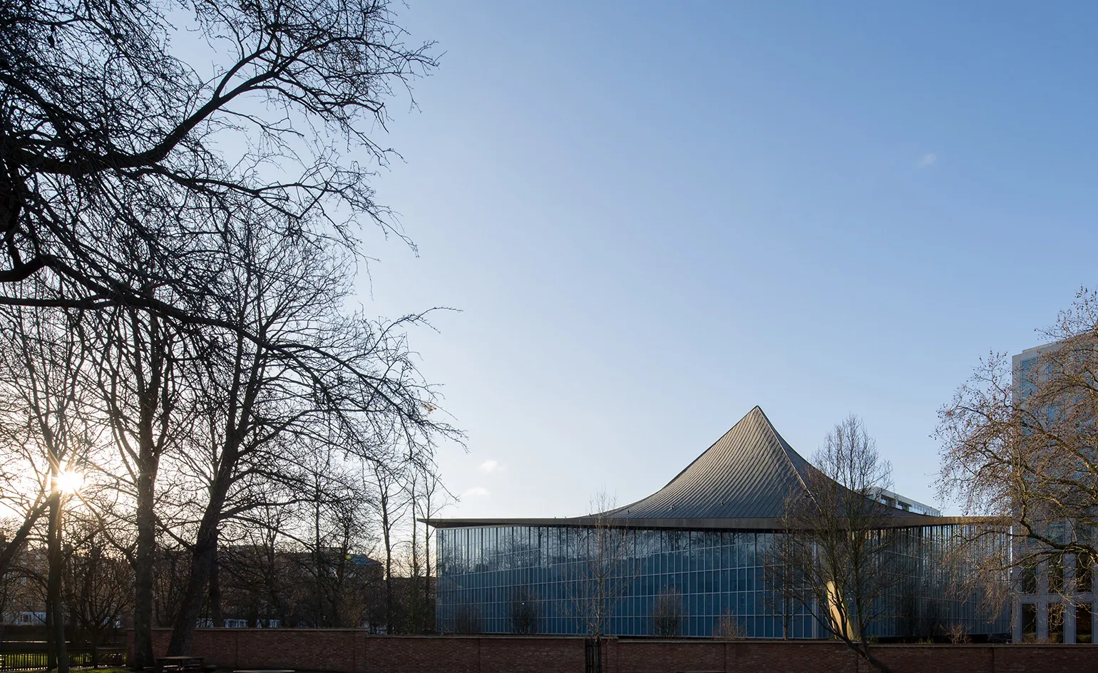 Popis:
Design Museum v Londýne sídli v modernistickej budove s ochranou Grade II. Jej najvýraznejšou črtou je zakrivená strecha v tvare paraboloidu. Budova stojí južne od Holland Parku, v múzejnej štvrti Kensington. Foto: Luke Hayes.