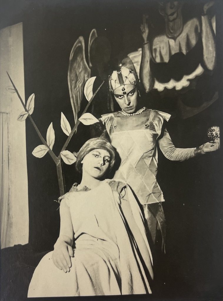Claude Cahun, Théâtre de recherches dramatiques, máj až jún 1929. Claude Cahun (autoportrét) a Solange Roussot v hre Le Mystère d'Adam. Čiernobiela želatínová strieborná fotografia na papieri Velox, 12 x 9 cm. Alberta Pane Gallery predstaví na Frieze Masters 2026 dialóg medzi Claude Cahun a Judy Chicago. Courtesy Alberta Pane Gallery