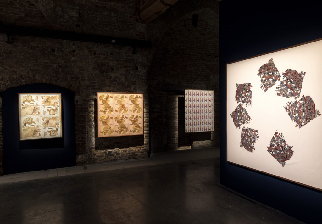 Textile fragments od Gala Porras-Kim v rekonštrukcii pre V&A