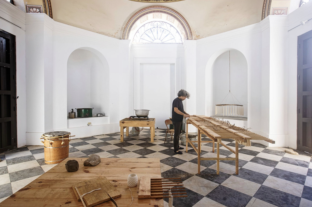 Jorge González, "en la luz como ceniza: capilla", 2023