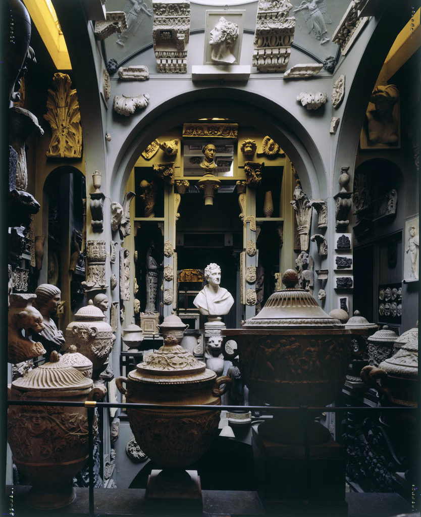 Popis:
Busta architekta Sira Johna Soanea stojí na hlave leva v strede priestoru pod kupolou v Sir John Soane's Museum v Londýne. Soane tu žil a zbieral umenie. Foto: Derry Moore, The New York Times, 2014.