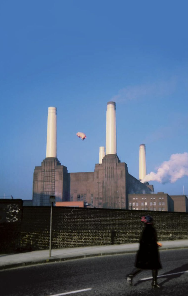 Popis pod obrázkom:
Nafukovacie prasa nad Battersea Power Station počas fotenia obalu albumu Animals od Pink Floyd, 1976. Foto: Carinthia West
