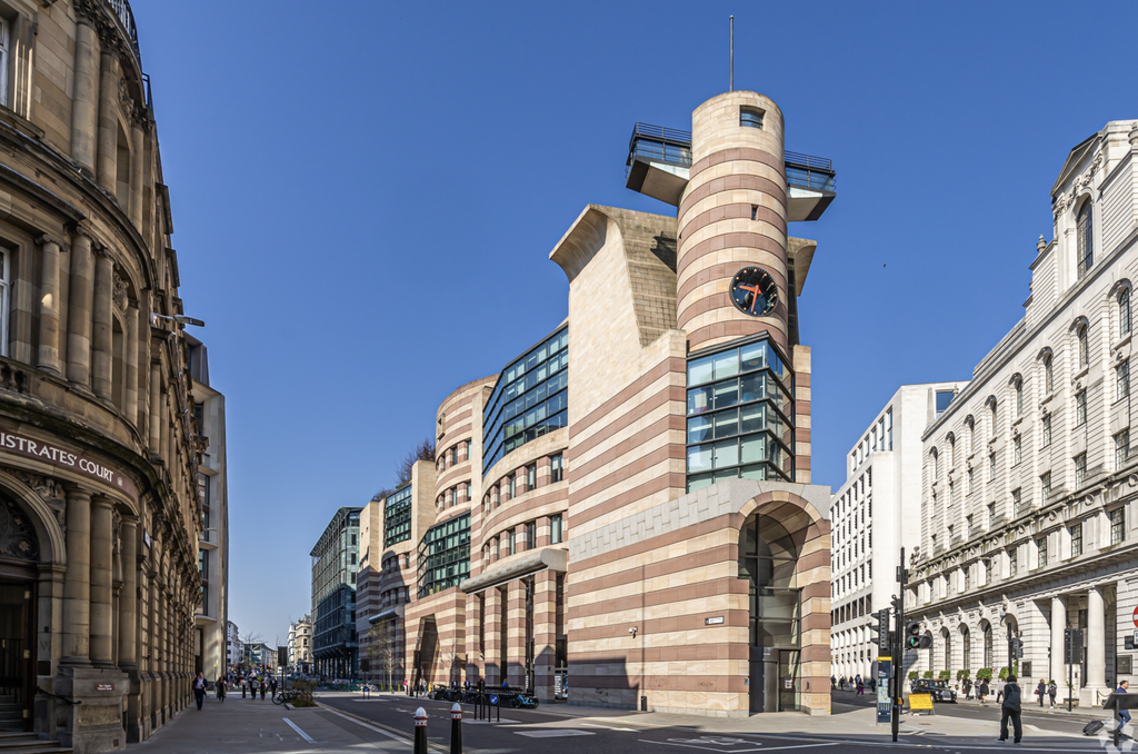 No. 1 Poultry v City of London navrhol James Stirling. Historic England jej v roku 2016 udelila ochranu Grade II*. Budova je ikonou britského postmodernizmu a bez zvláštneho povolenia ju nemožno zbúrať, rozšíriť ani zmeniť.