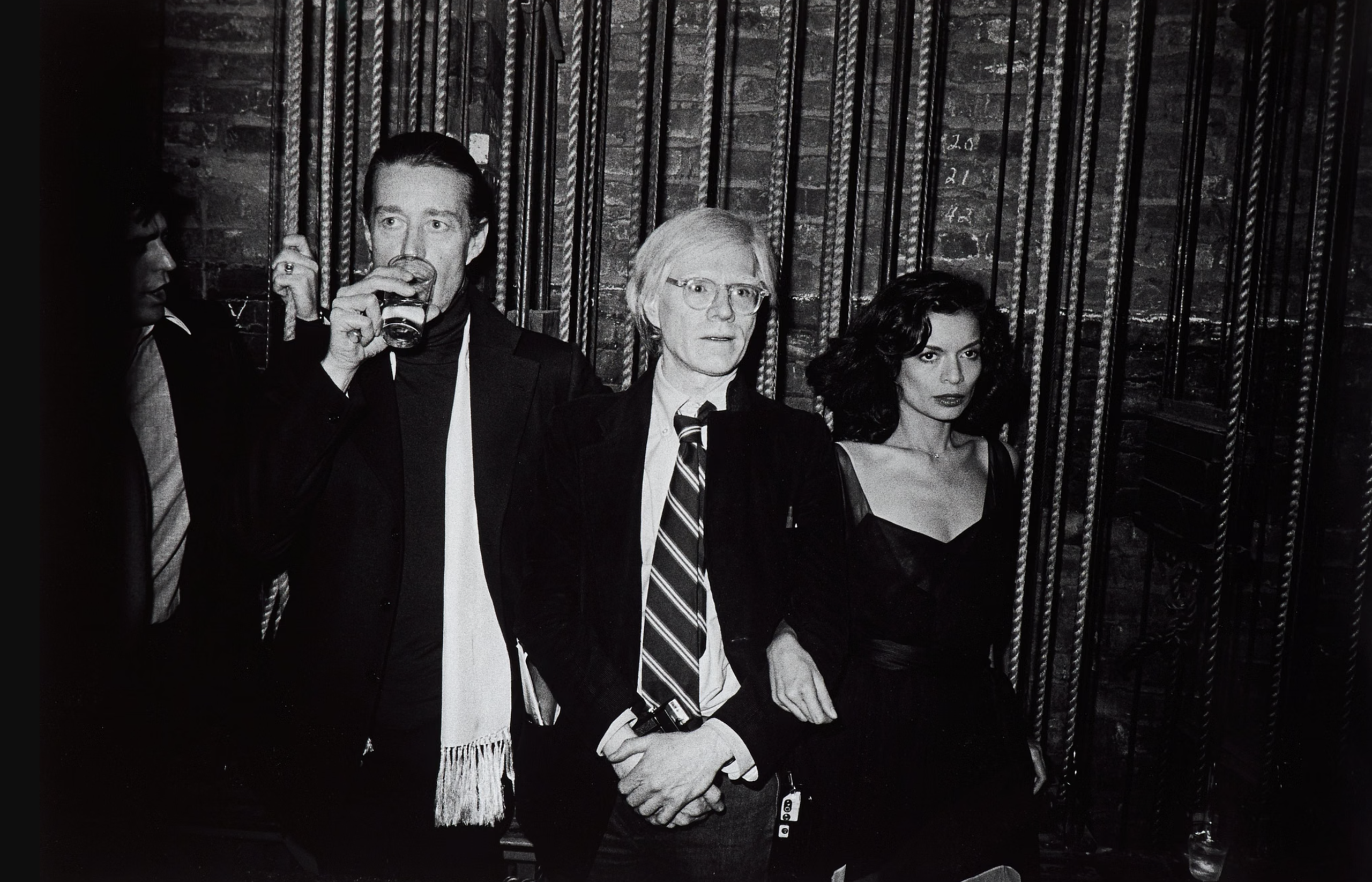 Halston, Andy Warhol a Bianca Jagger v zákulisí Studia 54 v roku 1977, fotografia Hasse Perssona