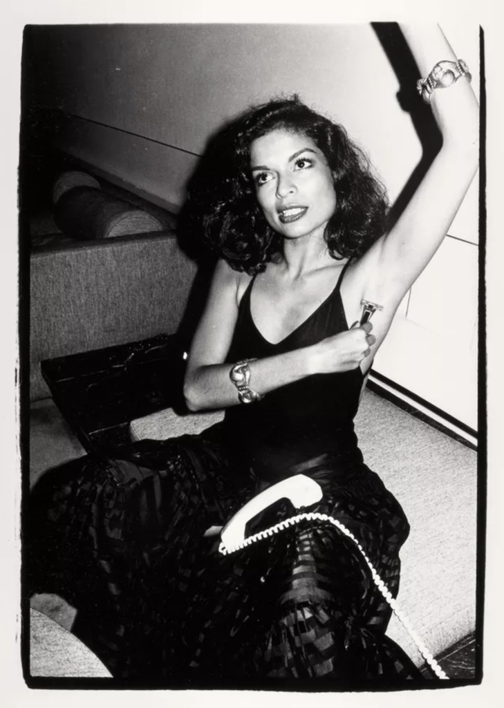 Bianca Jagger v Halstonovom dome v New Yorku, 1976. Foto: Andy Warhol, želatínová strieborná fotografia, Art Gallery of South Australia