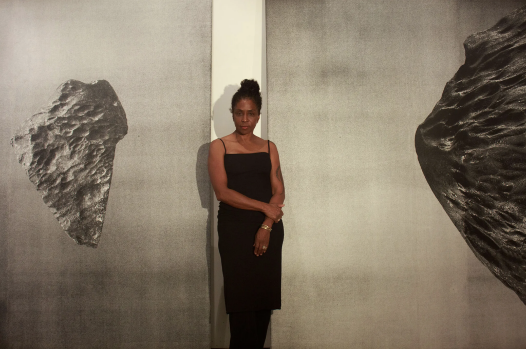 Umelkyňa Lorna Simpson vo svojom ateliéri v Brooklyne medzi novými maľbami, foto Ming Smith