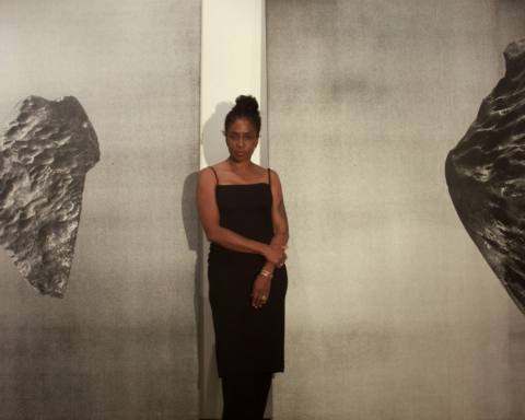Umelkyňa Lorna Simpson vo svojom ateliéri v Brooklyne medzi novými maľbami, foto Ming Smith