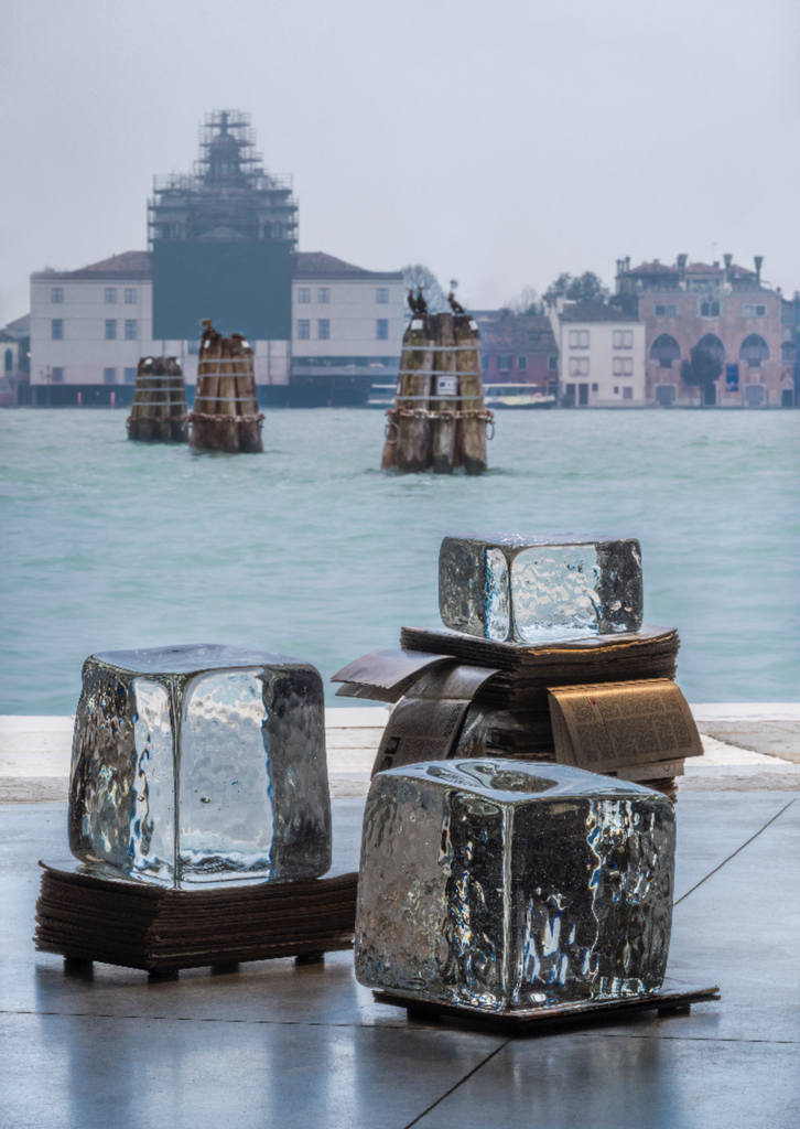 Lorna Simpson, Tried by Fire, 2017, detail diela na výstave Third Person v Punta della Dogana v Benátkach