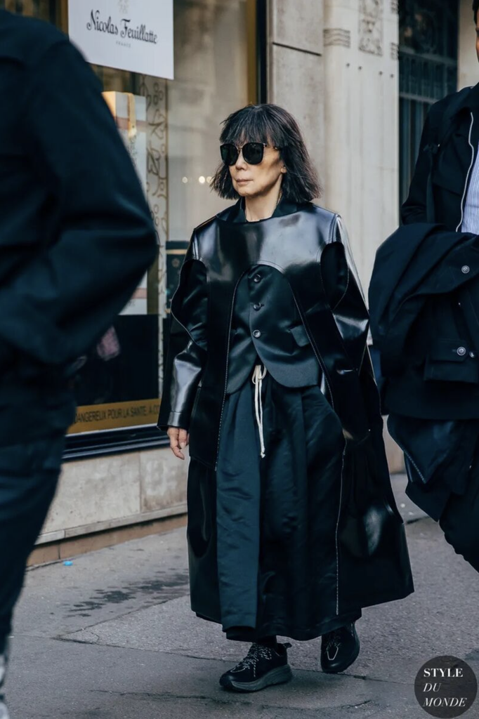 Rei Kawakubo v uliciach Paríža. Foto: Style du Monde